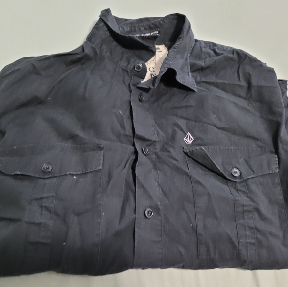 Volcom XL Button Down Black Shirt With Red Patch Detail - Picture 2 of 6